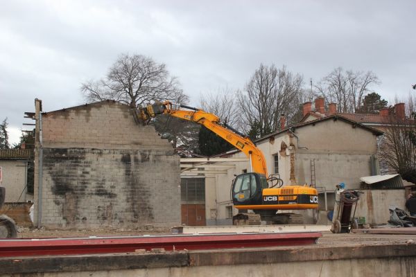 Démolition de deux bâtiments à Chasselay.