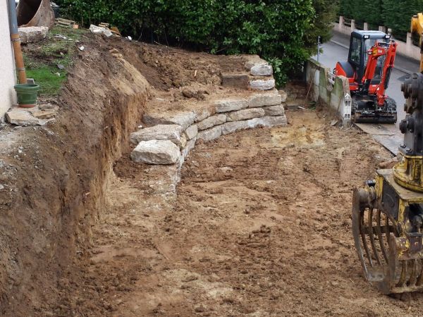 Pose des premières pierres du deuxième enrochement