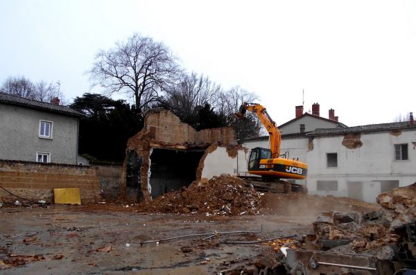 Démolition du premier bâtiment