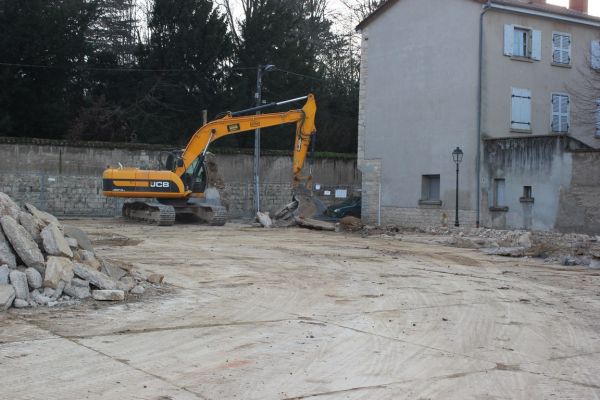 Démolition du dallage et mise en stock pour recyclage.