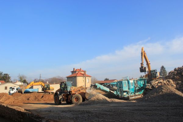 Concassage, terrassement, mise en place du gravier recyclé.