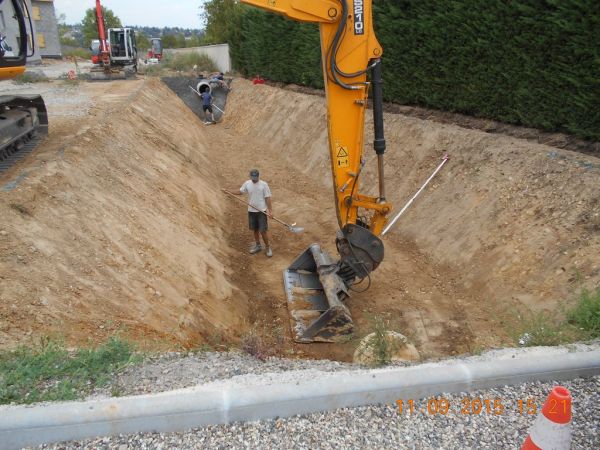 Terrassement bassin de rétention à Ecully.